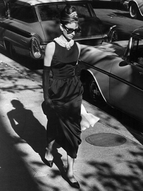 Audrey-Hepburn-breakfast-at-tiffanys in balerini negri ascutiti